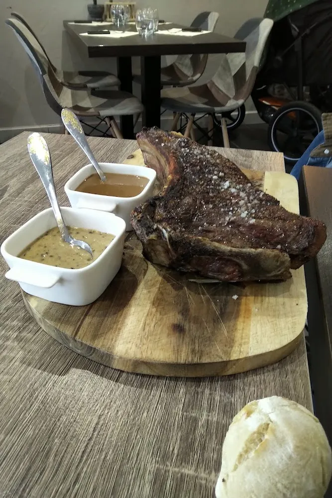 Côté de Cheval Sauce Ail Noir Et Sauce Au Poivre